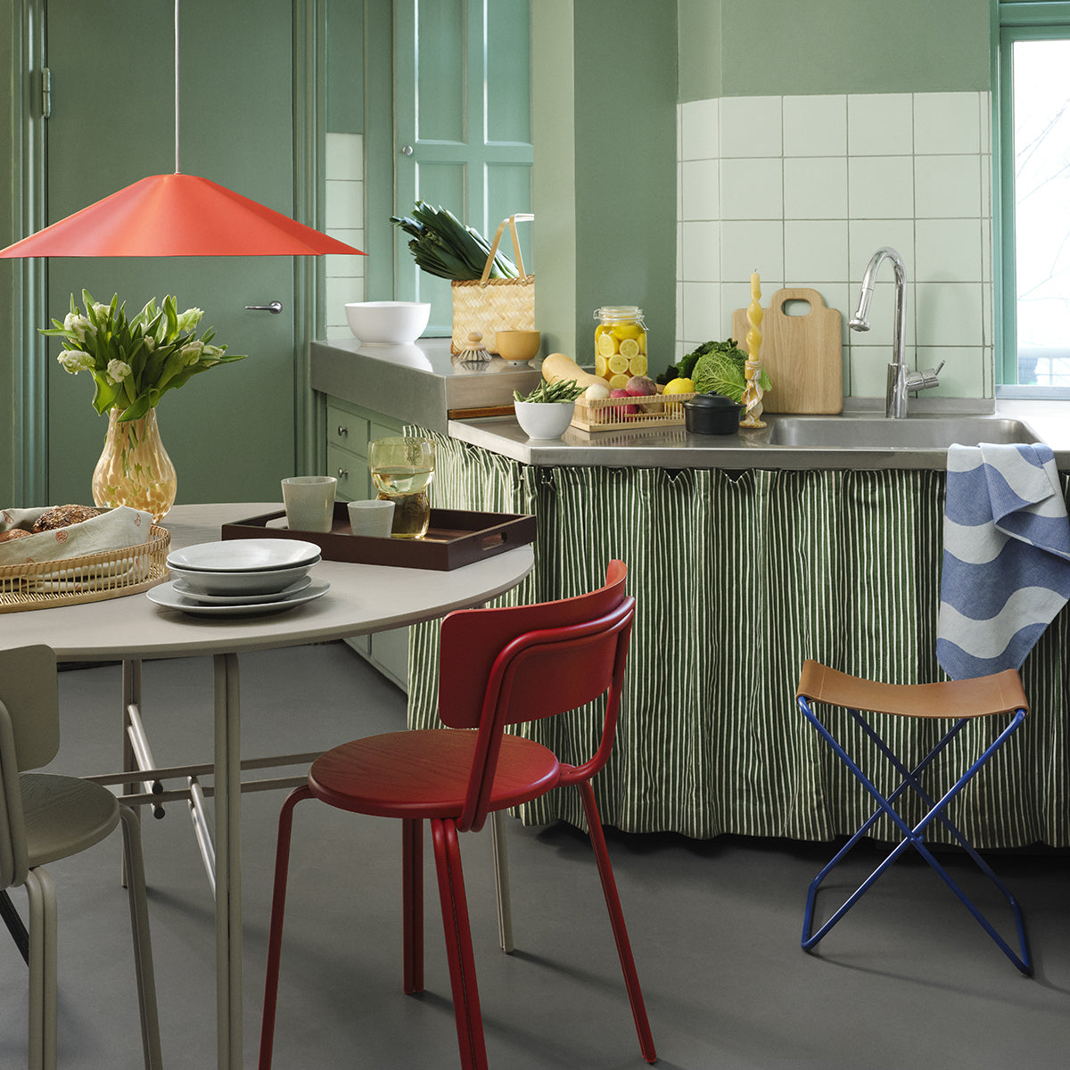 Tabouret Pliant Nola cuir et fer - 39 x 31 x 45 cm - Intense Bleu